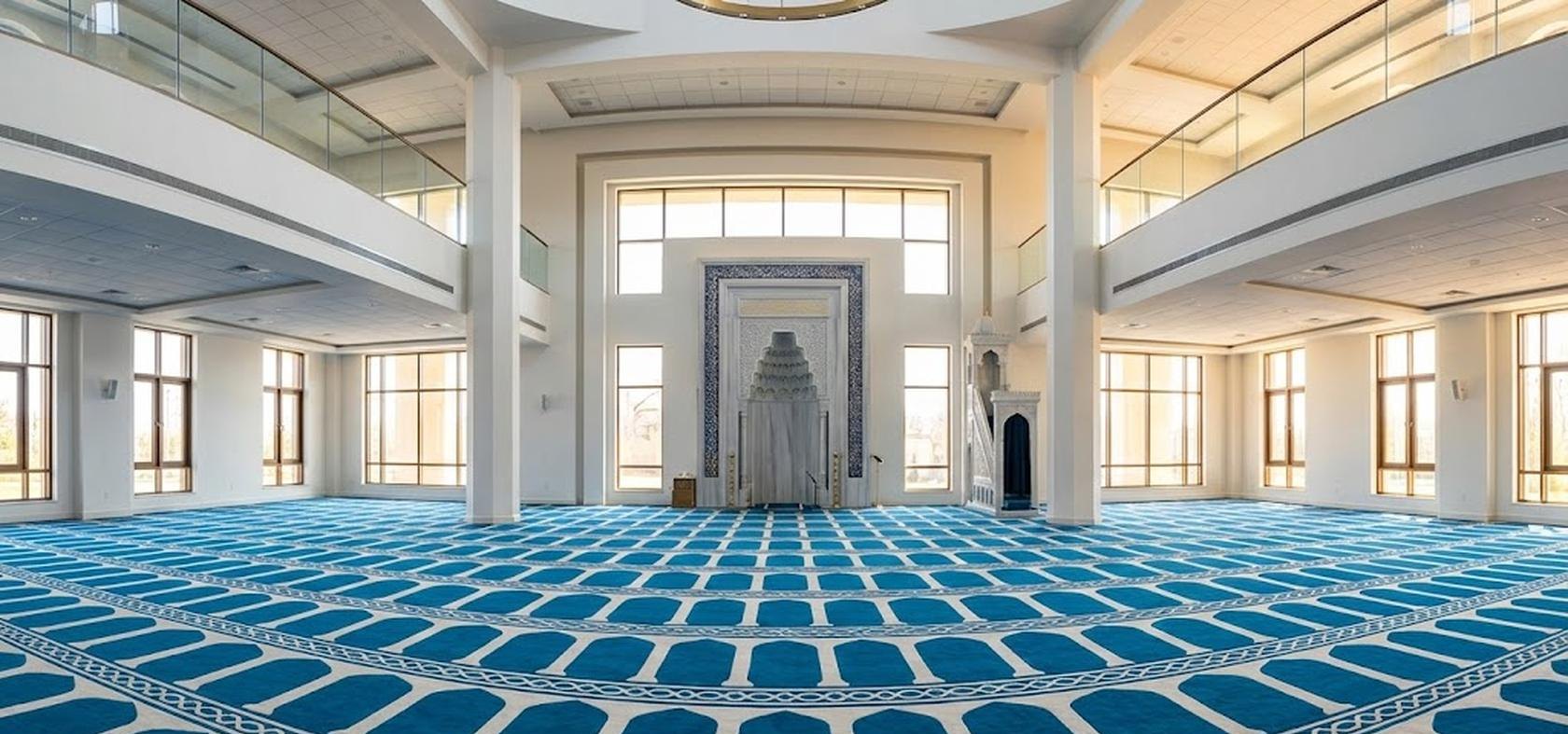 Heller Gebetsraum einer Moschee mit maßgefertigtem Teppich